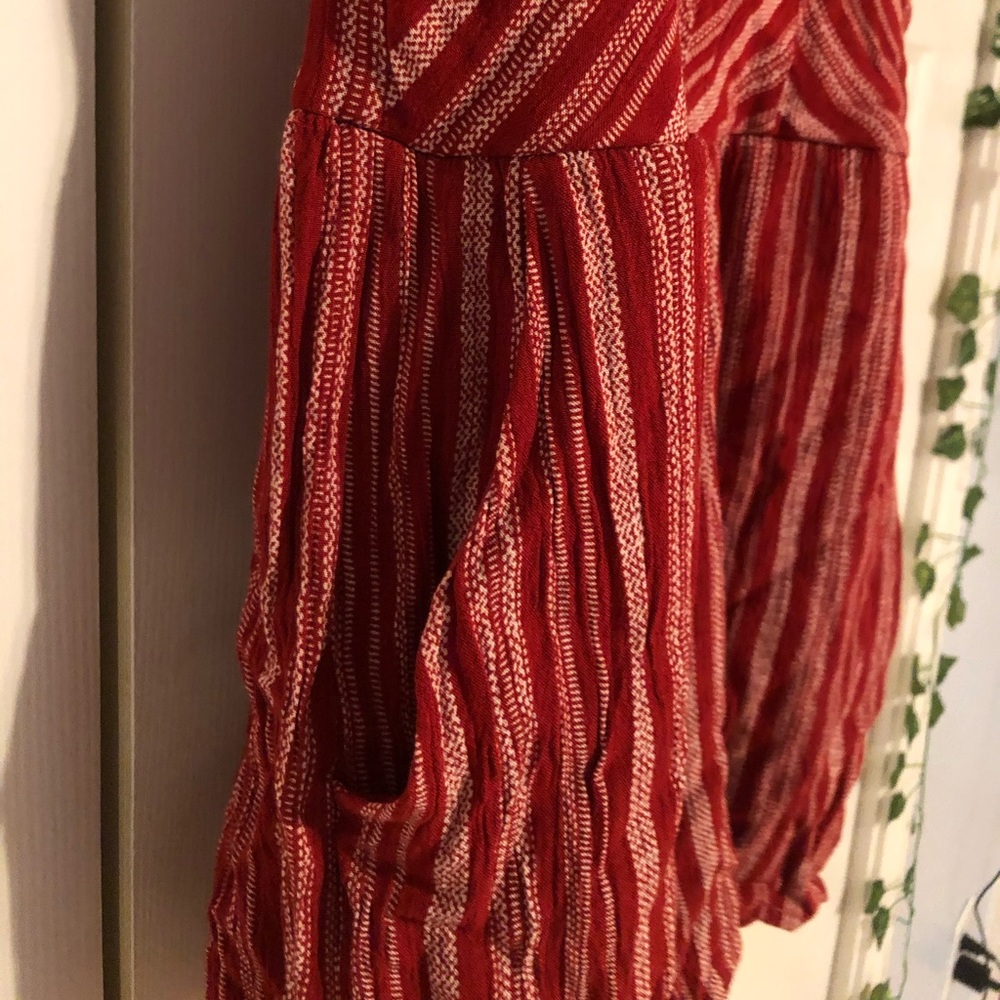 A red striped romper perfect for summer! - Picture 4 of 7